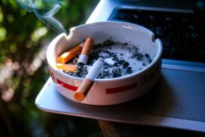 ワキガとタバコの匂いは悪化するのか？