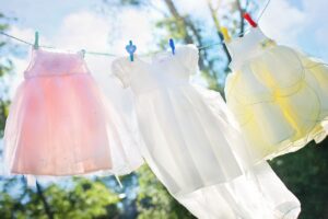ワキガの匂いが付きやすい服の素材は何ですか？